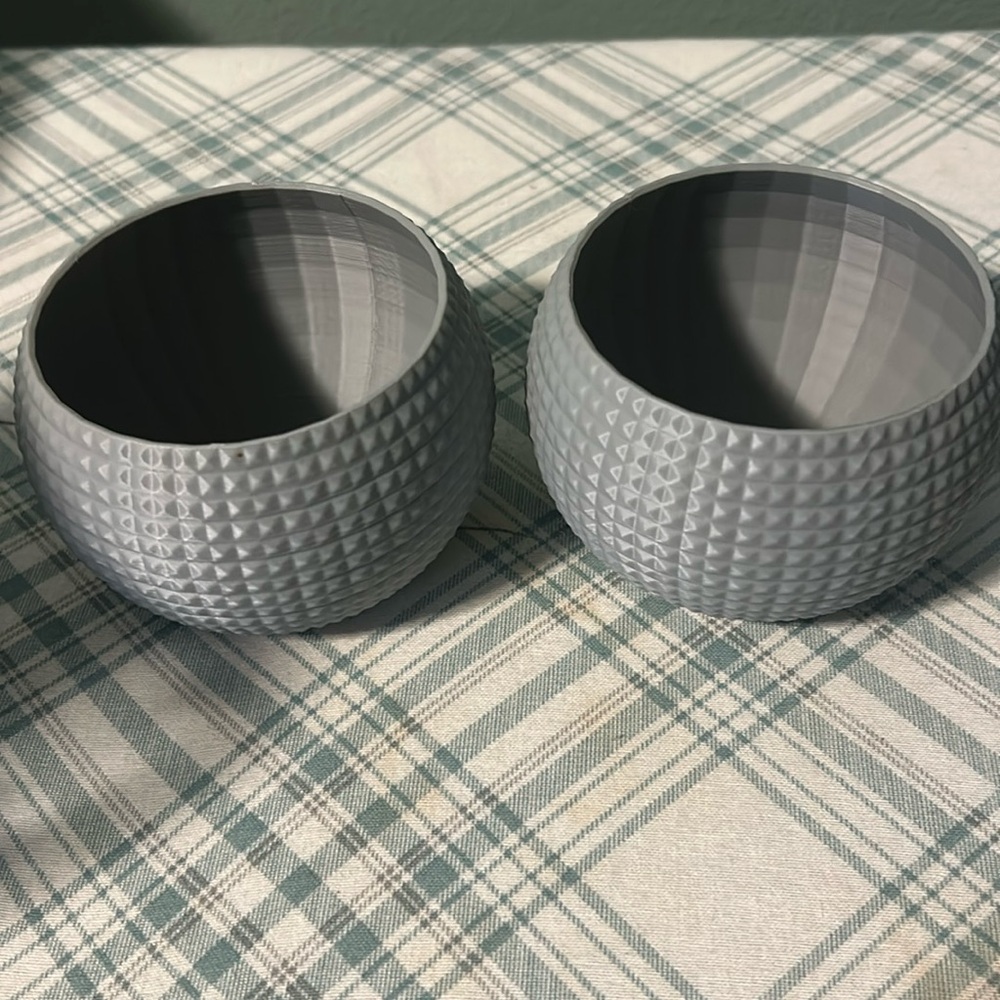 Small succulent pots. Sold in lots of 2. The listed price is for 2 pots